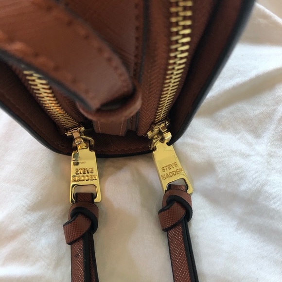 SOLD Brown Steve Madden Cross Body Bag w Gold Zippers - Picture 5 of 6